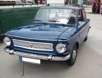 NSU Prinz 4L aus dem Jahr 1969 im Farbton muscariblau. Produziert wurde das Modell von von 1961 bis 1973. In den letzten Jahren seiner Produktion wurde ein großer Teil, dank eines sehr engagierten Importeurs, nach Italien exportiert. Auch der hier gezeigte Prinz 4L ist ein Italien Re-import, erkennbar an den seitlichen vorderen Blinkleuchten. Der im Heck verbaute Zweizylindervertikaltwinmotor leistet 30 PS aus einem Hubraum von 598 cm³. Rheinpromenade Köln am 24.09.2022.