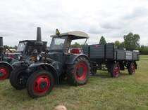 Lanz Bulldog, Kennzeichen:  BH 29-1937, mit 2-Achsanhänger „Carl Fedders, Kohlen, Koks, Briketts“  /  am 20.08.2022 beim TOCH-Treffen (Traktoren Oldtimer Club Hamburg von 1988) in HH-Neuengamme  /