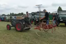 Lanz Bulldog mit Gabelwender der Firma FAHR  / am 20.08.2022 beim TOCH-Treffen (Traktoren Oldtimer Club Hamburg von 1988) in HH-Neuengamme  / 