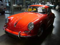 Porsche 356B 1600 Super 75 Coupe im Farbton rubinrot. Das abgelichtete Coupe stammt aus dem Modelljahr 1962. Der luftgekühlte Vierzylinderboxermotor hat einen Hubraum von 1582 cm³ und leistet 75 PS. Das Porsche-Werk gab die Höchstgeschwindigkeit damals mit 175 km/h und den Verbrauch mit 8,2 Litern Kraftstoff auf 100 Kilometern an. Classic Remise Düsseldorf am 12.09.2022.