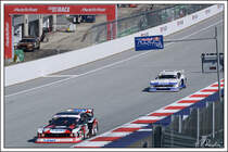 Glaubt man dem TV Reporter, so gab es am Wochenende am Red Bull Ring in Österreich nach 40 Jahren wieder die Gelegenheit, zwei Ford Zakspeed Capri Turbo gemeinsam auf ein Bild zu bekommen. Vorne Peter Mücke mit seinem Capri im Würth-Kraus Design. Mit diesem Design bestritt das Auto erstmalig 1980 die DRM. Dahinter Erich Petrakovits aus Österreich mit seinem Gr.5 Capri. Die Idee für dieses Auto wurde 2018 geboren. 13 Monaten später wurde dieser Gruppe 5 Replica Prototyp erstmals gefahren, und seit 2019 kommt das Auto regelmäßig bei historischen Autorennen zum Einsatz. Wer mehr über das Auto erfahren will: https://www.sahl-engineering.at/projekte/  Red Bull Ring am 23.9.2022.