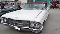 Cadillac Series 62 Convertible im Farbton olympic white aus dem Jahr 1962. Von diesem Modell (werksintern Series 6267) verkaufte die GM-Division Cadillac im Modelljahr 1962 genau 16.800 Fahrzeuge zu einem Preis ab US$ 5588,00. Wenn man bedankt, das Cadillac in diesem Jahr 160.840 Fahrzeuge absetzte, betrug der Anteil von Cabriolets etwas mehr als 10%. Wie so ziemliche alle US-Autos dieser Epoche wird auch dieser Series 62 Convertible von einem V8-Motor angetrieben, der aus einem Hubraum von 6384 cm³ 325 PS leistet. Die Höchstgeschwindigkeit gab man mit 175 km/h und den Verbrauch mit 20 Litern auf 100 Kilometern an. Rheinpromenade Köln am 24.09.2022.