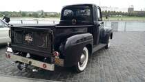 Heckansicht eines Ford F1 0.5to Truck aus dem Jahr 1952. Ein solcher Pickup-Truck war in diesem Modelljahr ab US$ 1320,00 zu bekommen. Basismotorisierung war ein Sechszylinderreihenmotor, der je nach Vergaserbestückung, 101 PS oder 112 PS leistet. Gegen Aufpreis konnte der Käufer auch einen V8-Motor mit den Leistungsstufen 106 PS, 145 PS oder 155 PS bestellen. Rheinpromenade Köln am 24.09.2022.