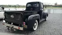 Heckansicht eines Ford F1 0.5to Truck aus dem Jahr 1952. Ein solcher Pickup-Truck war in diesem Modelljahr ab US$ 1320,00 zu bekommen. Basismotorisierung war ein Sechszylinderreihenmotor, der je nach Vergaserbestückung, 101 PS oder 112 PS leistet. Gegen Aufpreis konnte der Käufer auch einen V8-Motor mit den Leistungsstufen 106 PS, 145 PS oder 155 PS bestellen. Rheinpromenade Köln am 24.09.2022.