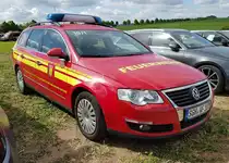 =VW Passat der Dienstleistungsfeuerwehr GRÖNER, gesehen auf dem Parkplatz der RettMobil 2022 in Fulda
