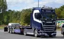 Transportunternehmen KRAUß mit einem Sattelzug mit SCANIA S 520 Zugmaschine mit Flachaufleger am 26.09.22 Berlin Marzahn. 