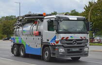 Berliner Wasserbetriebe mit einem MB ACTROS 2536 Abwasserspülfahrzeug am 26.09.22 Berlin Marzahn.