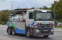 Berliner Wasserbetriebe mit einem MB ACTROS 2536 Abwasserspülfahrzeug am 26.09.22 Berlin Marzahn.