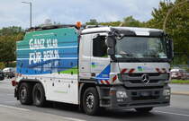 Berliner Wasserbetriebe mit einem MB ACTROS 2544 Abwasserspülfahrzeug am 26.09.22 Berlin Marzahn.