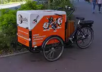 Transportfahrrad eines Restaurants, aufgenommen in den Stra�en von Annecy. 09.2022