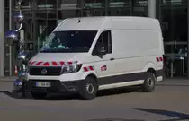 VW Crafter der SNCF, stand vor dem Bahnhof in Annecy. 09.2022