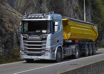 Scannia R 500 Kippersattelzug, aufgenommen am Rande des See’s von Annecy. 09.2022