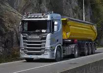 Scannia R 500 Kippersattelzug, aufgenommen am Rande des See’s von Annecy. 09.2022