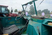 Unimog 411 U32, lang, Export, Detail: Blick ins Fahrerhaus, Daimler-Benz, OM 636, 1767 cm³, 32 PS, max. 53 km/h, Baujahr 1967 / am 20.08.2022 beim TOCH-Treffen (Traktoren Oldtimer Club Hamburg von 1988) in HH-Neuengamme /