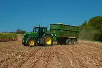 John Deere 6250R mit Fortuna Kipper im August 2022 beim Mais Häckseln 