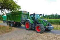 Lohnunternehmen Kai Ruppel Fendt 724 Vario mit Fortuna Abschiebewagen im August 2022 beim Mais Häckseln 
