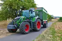 Lohnunternehmen Kai Ruppel Fendt 724 Vario mit Fortuna Abschiebewagen im August 2022 beim Mais Häckseln