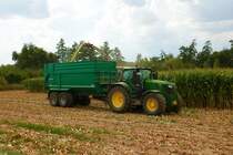 John Deere 6250R im August 2022 beim Mais Häckseln