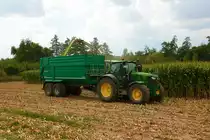 John Deere 6250R im August 2022 beim Mais Häckseln