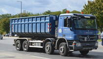 Frisch & Faust Tiefbau GmbH mit einem MB ACTROS 4141 Abrollkipper am 26.09.22 Berlin Marzahn.