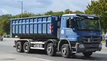 Frisch & Faust Tiefbau GmbH mit einem MB ACTROS 4141 Abrollkipper am 26.09.22 Berlin Marzahn.