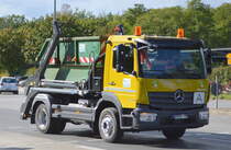 TS Container Dienst mit einem kleineren MB ATEGO 1530 Absetzkipper am 26.09.22 Berlin Marzahn.