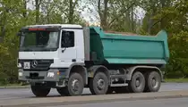 Leasingfirma Horst Fredo Henze (AUTO-HENZE NUTZFAHRZEUGE) mit einem MB ACTROS 4141 Vier-Achs Baukipper am 26.09.22 Berlin Marzahn.