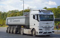 Sattelkipper mit MAN TGX 18.510 Zugmaschine am 26.09.22 Berlin Marzahn.
