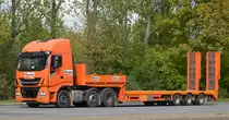 Ausrüstungsverleihfirma Boels Rental Sattelzug mit IVECO 450 Zugmaschine mit Tiefladebrücke ohne Beladung am 26.09.22 Berlin Marzahn.