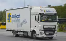 Steinbach GmbH & Co Spedition KG mit einem DAF XF 430 mit Planepritschenaufbau am 26.09.22 Berlin Marzahn.