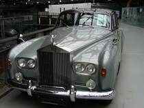 Rolls Silver Cloud III aus dem Jahr 1964, gebaut in den Jahren von 1962 bis 1965. Um Sonderaufbauten wie Cabriolets, Shooting Brakes und Convertibles herzustellen , wurde das Chassis sogar bis 1966 ausgeliefert. Designänderungen gegenüber des Vorgängermodelles  Silver Cloud II  wie der Wechsel zu Doppelscheinwerfern und eine niedrigere Linienführung der vorderen Kotflügel und der Motorhaube waren die größten Unterschiede, als gegen Ende 1962 der  Silver Cloud III  vorgestellt wurde. Die Nachfrage war so groß, dass sogar Extraserien bis in das Jahr 1966 hinein gefertigt wurden, obwohl das Nachfolgemodell  Silver Shadow  bereits 1965 sein Debüt gegeben hatte. Insgesamt verließen 2809 Autos dieses Typs die Werkshallen in Crewe, davon 254 Autos mit langem Radstand. Der V8-Motor hat einen Hubraum von 6230 cm³ und leistet 187 PS. Classic Remise Düsseldorf im Juni.
