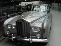 Rolls Silver Cloud III aus dem Jahr 1964, gebaut in den Jahren von 1962 bis 1965. Um Sonderaufbauten wie Cabriolets, Shooting Brakes und Convertibles herzustellen , wurde das Chassis sogar bis 1966 ausgeliefert. Designänderungen gegenüber des Vorgängermodelles  Silver Cloud II  wie der Wechsel zu Doppelscheinwerfern und eine niedrigere Linienführung der vorderen Kotflügel und der Motorhaube waren die größten Unterschiede, als gegen Ende 1962 der  Silver Cloud III  vorgestellt wurde. Die Nachfrage war so groß, dass sogar Extraserien bis in das Jahr 1966 hinein gefertigt wurden, obwohl das Nachfolgemodell  Silver Shadow  bereits 1965 sein Debüt gegeben hatte. Insgesamt verließen 2809 Autos dieses Typs die Werkshallen in Crewe, davon 254 Autos mit langem Radstand. Der V8-Motor hat einen Hubraum von 6230 cm³ und leistet 187 PS. Classic Remise Düsseldorf im Juni.