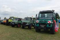 verschiedene Unimogs  in einer Reihe  / am 20.08.2022 beim TOCH-Treffen (Traktoren Oldtimer Club Hamburg von 1988) in HH-Neuengamme  /