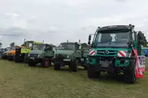 verschiedene Unimogs  in einer Reihe  / am 20.08.2022 beim TOCH-Treffen (Traktoren Oldtimer Club Hamburg von 1988) in HH-Neuengamme  /