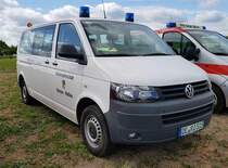 =VW T 5 als Katastrophenschutzfahrzeug des Landkreises DESSAU-ROßLAU steht auf dem Parkplatz der RettMobil 2022 in Fulda