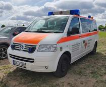 =VW T5 des DRK KV SOLTAU, gesehen auf dem Parkplatz der RettMobil 2022 in Fulda