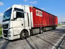 MAN TGX18.500 mit KLV-Auflieger auf der leicht abschüssigen schmalen sowie desolaten B143 nächst Ried i.I.; 220425