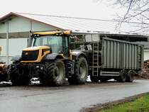 JCB-Fastrac-8250, bringt eine Leistung von 251PS, und steht mit einem Anhänger zur Hackschnitzelauslieferung bereit; 220403