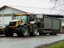 JCB-Fastrac-8250, bringt eine Leistung von 251PS, und steht mit einem Anhänger zur Hackschnitzelauslieferung bereit; 220403
