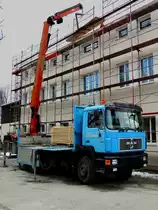 MAN 33.422 wird mit aufgebautem PALFINGER Hydraulikkran zu Dachdeckerarbeiten herangezogen; 220404