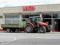 MF-5445 Dyna-4 befindet sich mit Einachshänger auf Shoppingtour; 220406