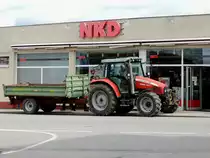 MF-5445 Dyna-4 befindet sich mit Einachshänger auf Shoppingtour; 220406