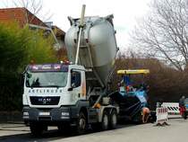 MAN TGS33.440 wird in Kürze den Asphaltfertiger mit Material beschicken; 220406