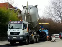 MAN TGS33.440 wird in Kürze den Asphaltfertiger mit Material beschicken; 220406