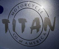 TITAN, Tankaufschrift an einem Harley Davidson Motorrad, Sept.2022