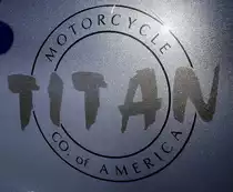 TITAN, Tankaufschrift an einem Harley Davidson Motorrad, Sept.2022