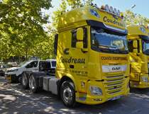 DAF XF Schwerlastzugmaschine stand auf einem Parkplatz am See in Annecy. 09.2022