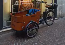 Lastenfahrrad mit Kindersitz, gesehen in Annecy. 09.2022