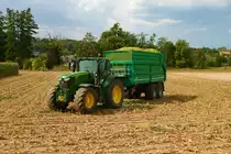 John Deere 6250R im August 2022 beim Mais Häckseln