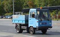 Älterer Multicar mit Pritschenaufbau mit Ladefläche am 26.09.22 Berlin Marzahn.